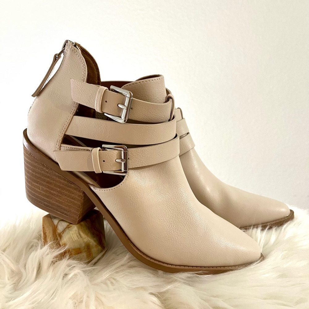 NWOT 7.5 Double Buckle Cutout Heeled Boots